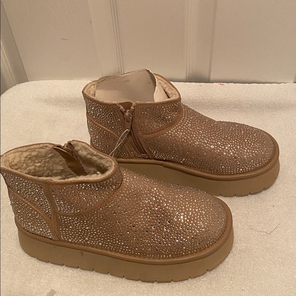 Wild Fable Beige Winter Boots with Rhinestones - Picture 3 of 7